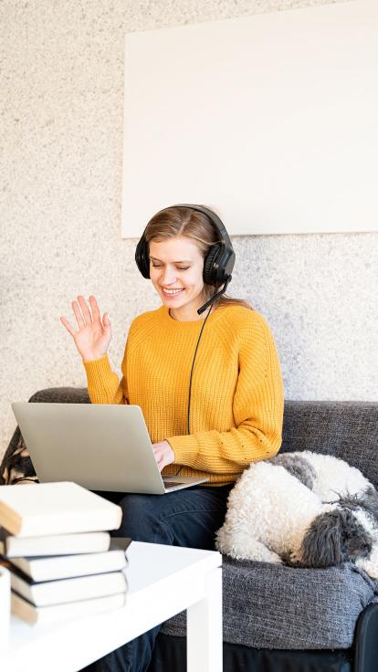 vrouw thuis aan het werk op haar bank 