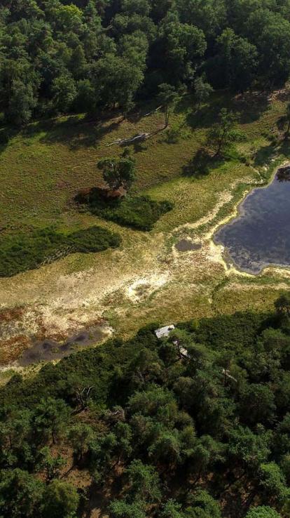 een meer dat doorg is komen te liggen door toenemende droogte in Nederland