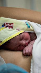 Wie helpt er bij een bevalling