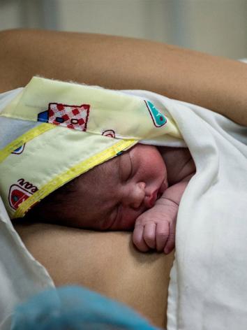 Wie helpt er bij een bevalling