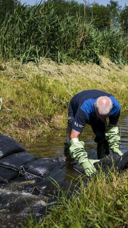 dijk bouwen om water vast te houden tegen droogte