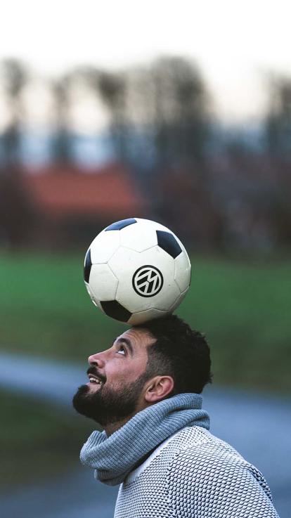 vrolijk door het voetballen