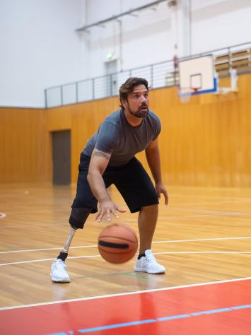 iemand aan het basketballen