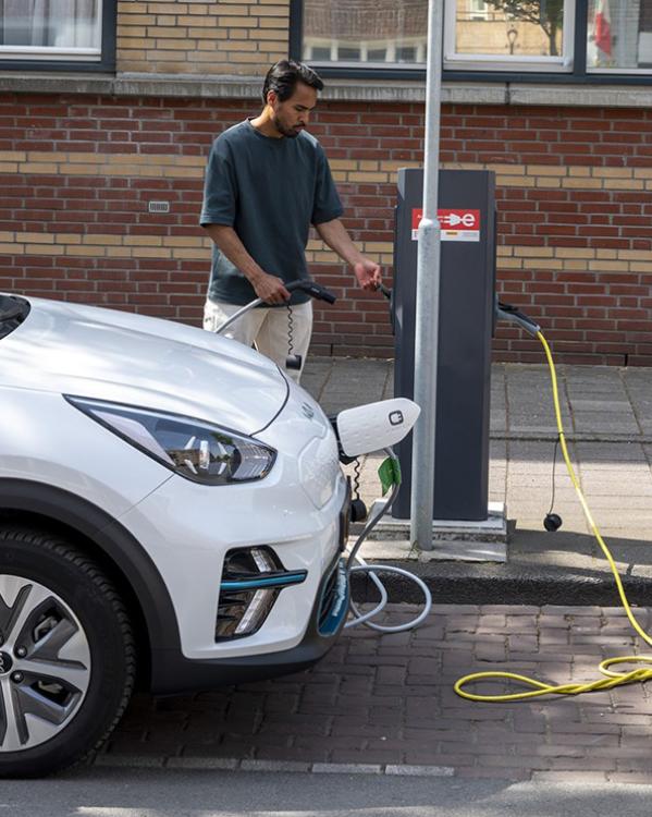 opladen van de elektrische auto
