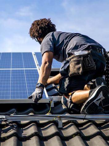 de installatie van zonnepanelen op het dak