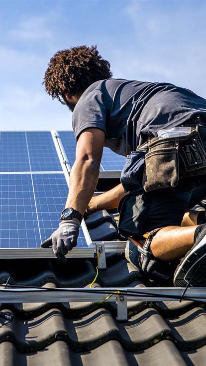 de installatie van zonnepanelen op het dak