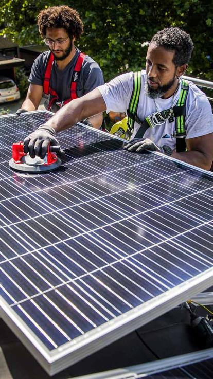 de installatie van zonnepanelen