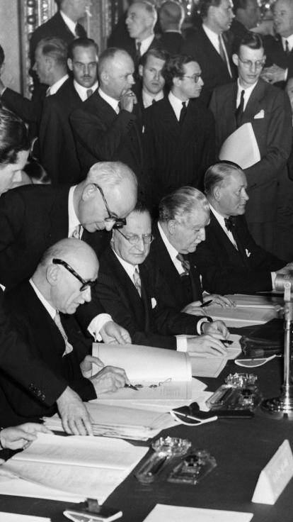 Ondertekenen van de Europese Gemeenschap van Kolen en Staal (EGKS)