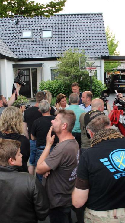 een demonstratie voor het huis van minister Van der Wal