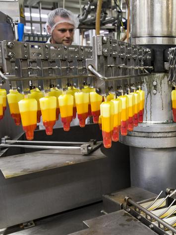 Waterijsjes worden gemaakt in een fabriek