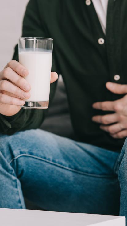 iemand met buikkramp door lactose-intolerantie