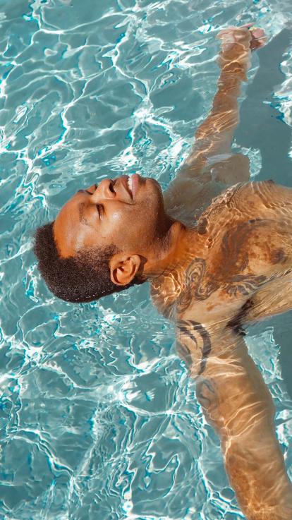 zonnen in het zwembad