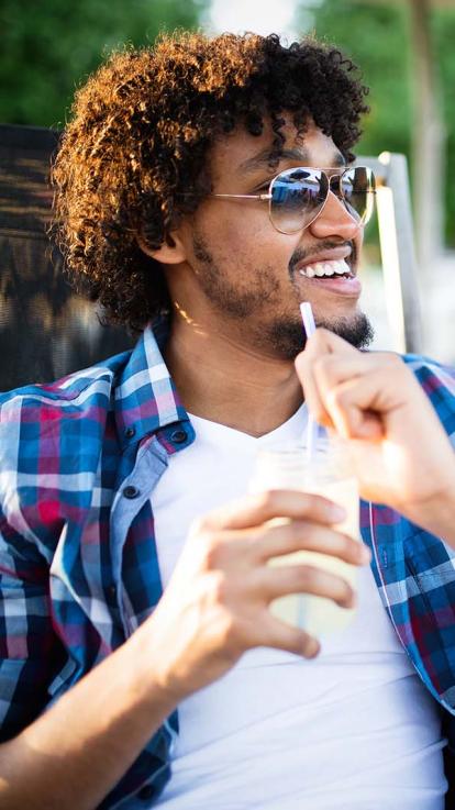 op het terras zitten in de zomer