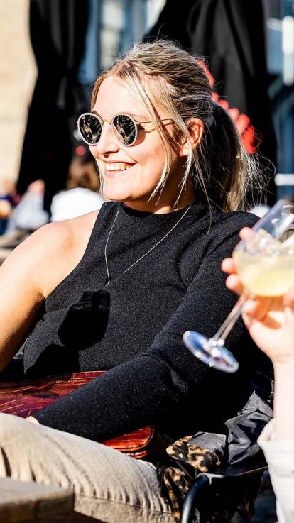 in de zon op het terras