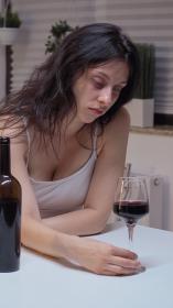 trieste vrouw die verslaafd is aan alcohol