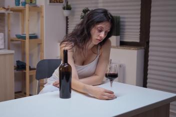 trieste vrouw die verslaafd is aan alcohol