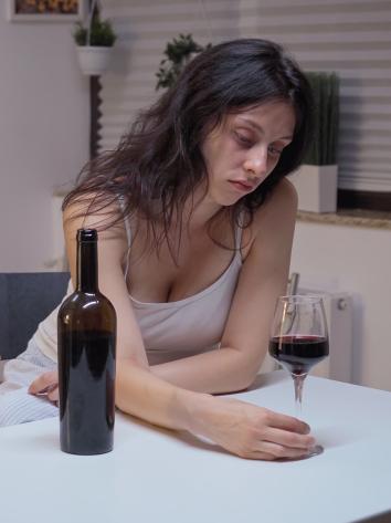 trieste vrouw die verslaafd is aan alcohol