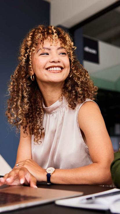 Jonge werknemer doet de administratie.