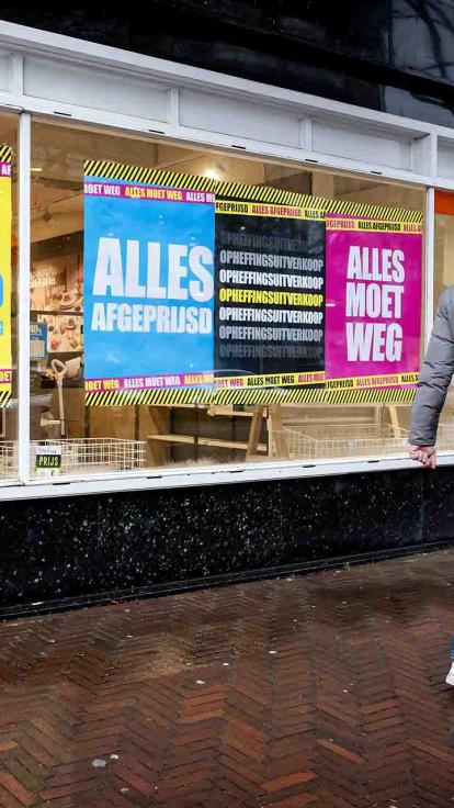 Posters van een executie-uitverkoop.