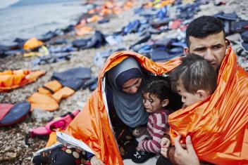 vluchtelingen na een gevaarlijke reis over zee