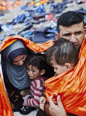 vluchtelingen na een gevaarlijke reis over zee