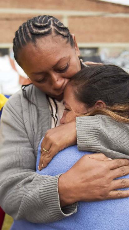 vluchtelingen uit Venezuela troosten elkaar