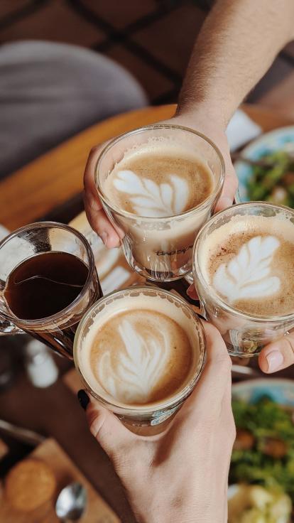 vier mooi opgemaakte koffies