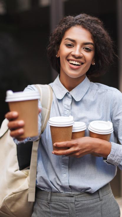 onderweg koffie drinken uit een koffiebeker