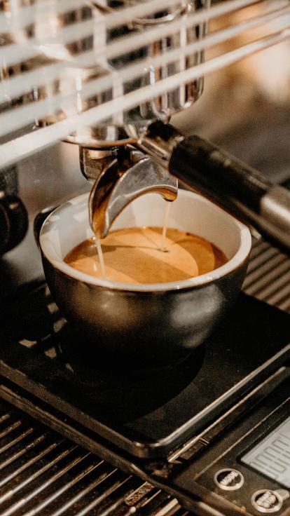 inschenken van zwarte koffie in een kopje