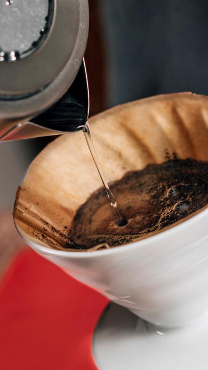 Het filteren van de koffie