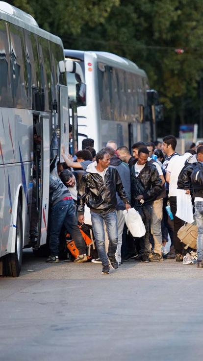 asielzoekers gaan de bus in