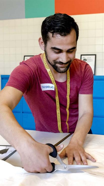 een statushouder aan het werk