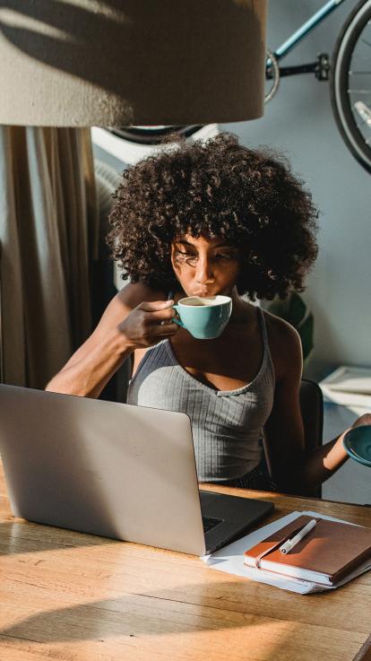 koffie drinken achter de computer