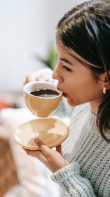 aan het genieten van een kopje koffie