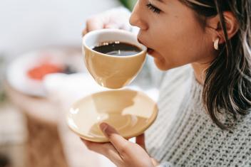 aan het genieten van een kopje koffie