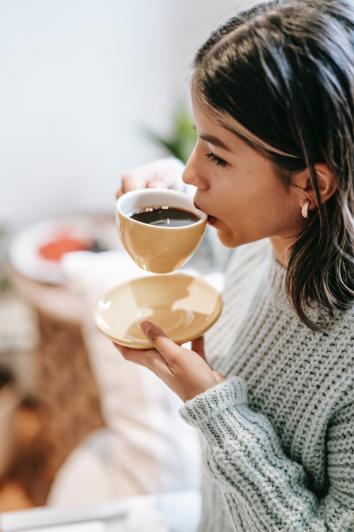 aan het genieten van een kopje koffie