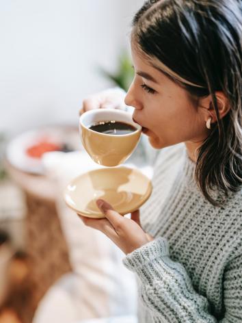 aan het genieten van een kopje koffie