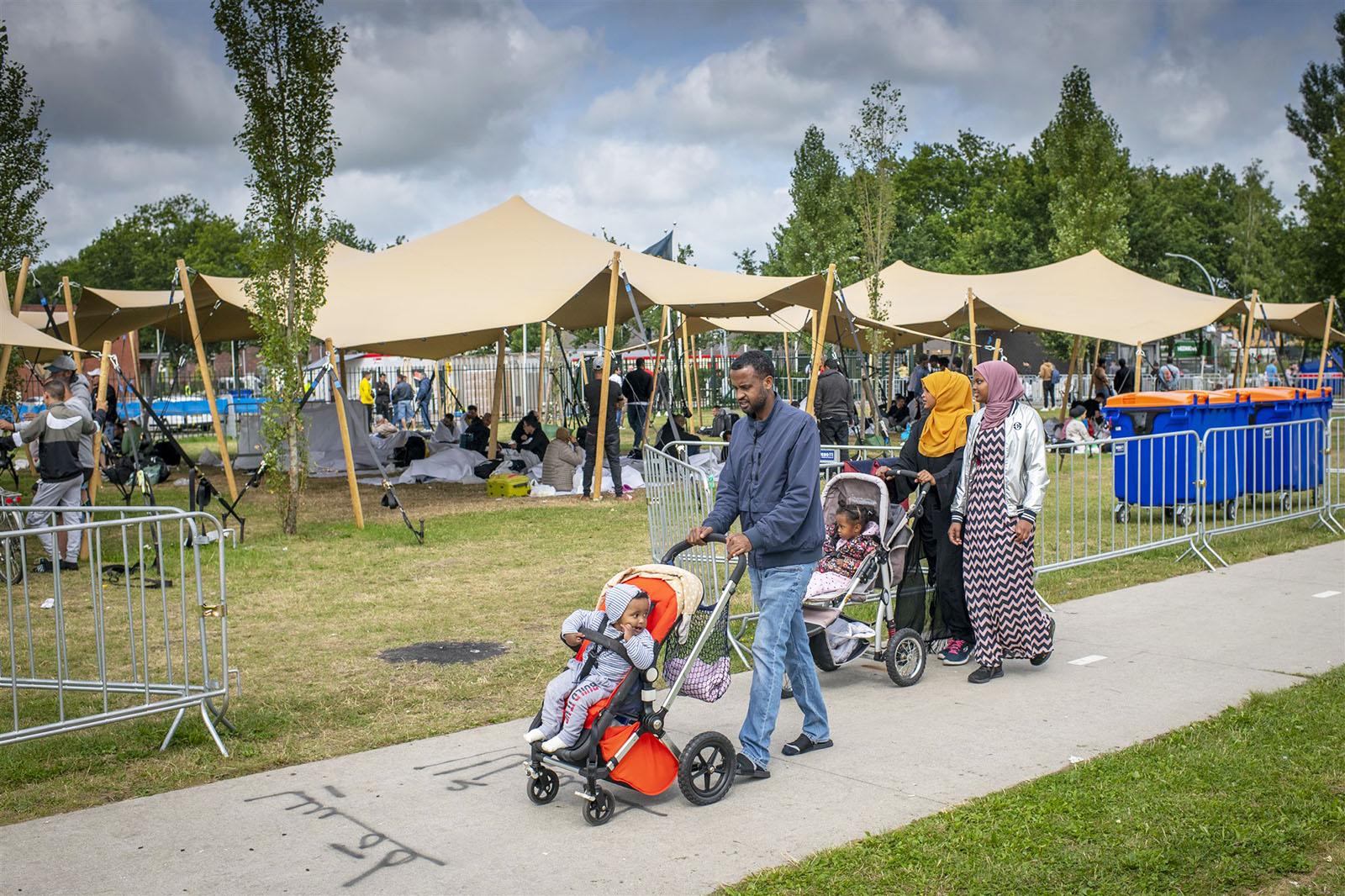 asielzoekers bij het aanmeldcentrum in Ter Apel