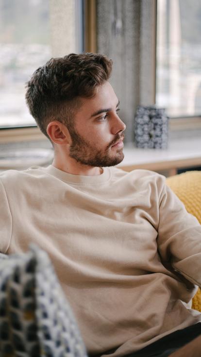 iemand staart voor zich uit