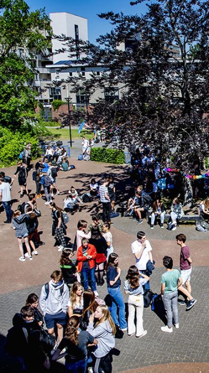 16_schoolplein_scholieren