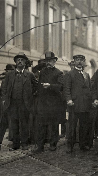 2_mannen_in_pak_straat 