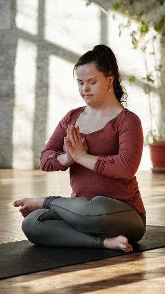 iemand in een yogahouding