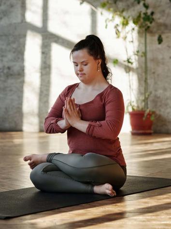 iemand in een yogahouding