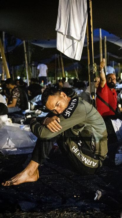 vluchteling buiten aan het overnachten