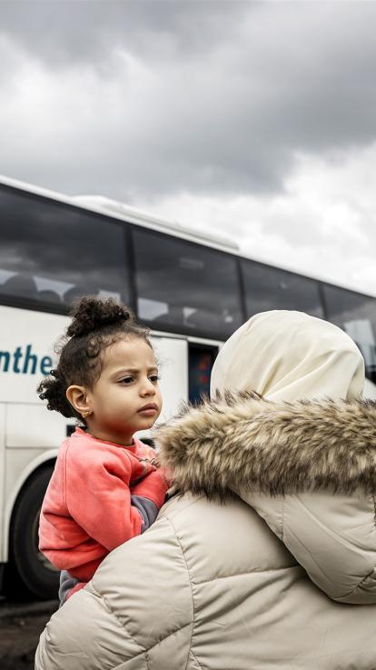 vluchteling met dochten op doorreis