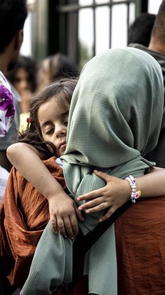 asielzoeker samen met dochter aan het wachten