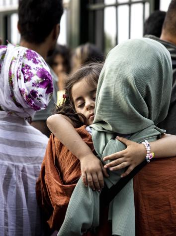 asielzoeker samen met dochter aan het wachten