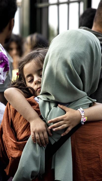 asielzoeker samen met dochter aan het wachten