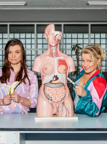 Persfoto Naakt voor de klas met de sekszusjes