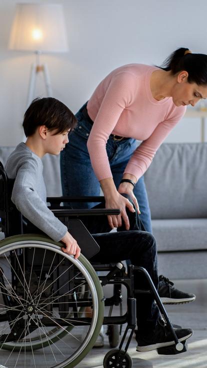 mantelzorger duwt rolstoel 